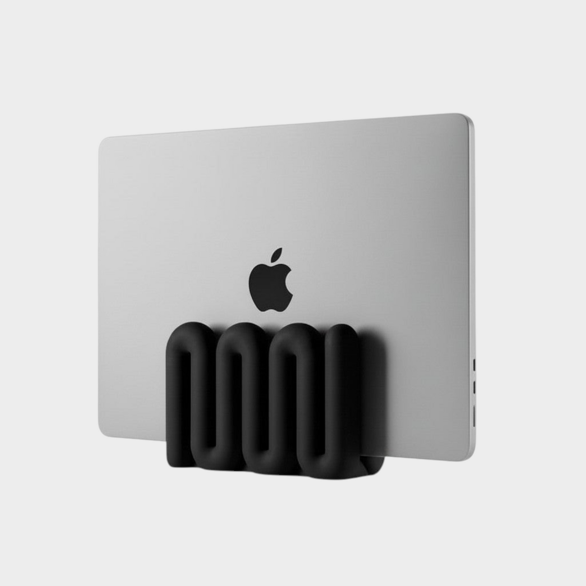 ZEMU LOOP siyah kıvrımlı dikey laptop standı, çalışma masasında düzenli ve modern bir görünüm sağlar.